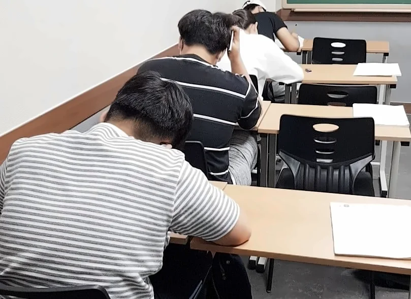 학생들이 집중해서 문제를 푸는 교실